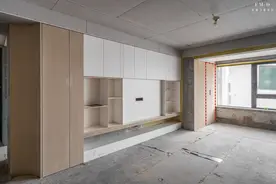 阳台打通空调位，隔个2㎡洗衣房，洗衣晾晒不碍眼，还能做杂物间图片