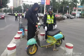 交警被“吸引”了！18岁小伙改装“警车”上路，警灯、喷绘齐全图片