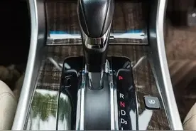 开手动挡的新手司机，都会产生的疑惑，离合器到底是干什么的？图片