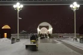110余名职工奋战一夜，天安门广场凌晨2点开始扫雪图片