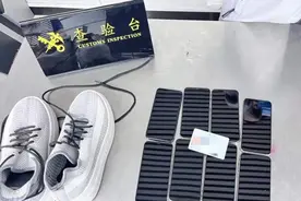 手机当作增高垫图片