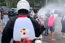 反转！云南泼水节上男子做法惹众怒，当事人出来发声，打架有隐情图片