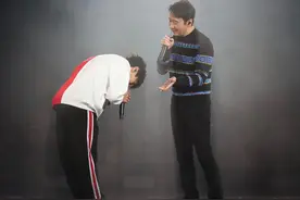 55岁黎明低调现身演唱会，与小17岁男星同框不显老，获其鞠躬道歉图片