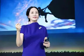 被51岁“孟晚舟”圈粉了，各种裙装打扮时髦洋气，照着穿就行图片