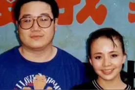 巴图：爸爸不疼继父来爱，妈妈宋丹丹力捧出道，事业不佳婚姻幸福图片