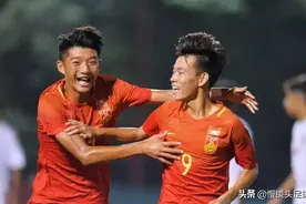 2-0！中国足球留洋小将爆发，独造2球，更衣室脱衣庆祝图片
