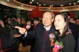 101岁杨振宁状态堪忧，为翁帆准备退路：冻9颗卵子，许她改嫁孕育图片