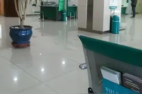 男子在柜台取钱被告知只能取一千，在银行取钱越来越麻烦了图片