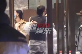 杨坤恋情疑曝光！深夜与一女子当众搂抱，好友上前拉扯仍不愿分开图片