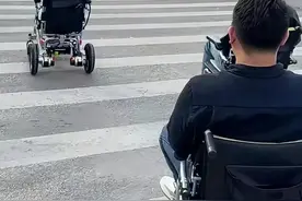 电动车被禁止后各种古董、花样出行方式：轮椅、马车都拉出来了！图片