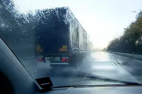 谨记，雨天行车技巧！图片