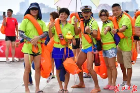 横渡长江，就像过节一样快乐图片