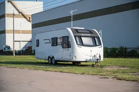 轻轻松松睡下6人！整车进口斯威夫特拖挂房车，拥有舒适大空间图片