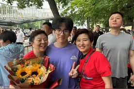 高考点外，沈阳祖孙三代仪式感满满！图片