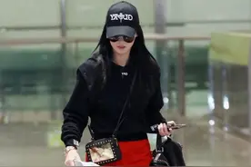 张柏芝挺奢侈，上万元的包包“大小一起背”，卫衣配红裤真显时髦图片