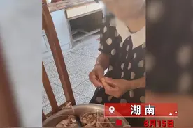 聋哑老人来店里喝水后主动帮剥蒜，老板炒菜送老人：能帮就帮，她每次来也都会帮忙图片