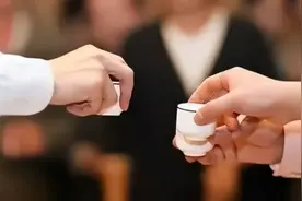 酒桌上“不怕不端杯，就怕左手推”，为什么酒桌上不能用左手端杯图片