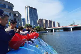 济南开展“放鱼养水”生态治理 280万尾增殖鱼放流小清河等水域图片