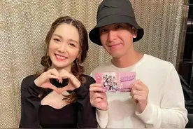 24小时内：娱乐圈2人病逝2对情侣官宣，还有一对秀恩爱，悲喜不同图片