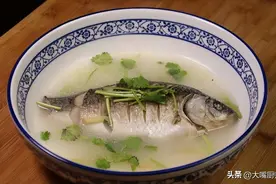 炖鱼汤时，不要直接煎或炖，教你3个技巧，鱼汤浓白鲜美，无腥味图片