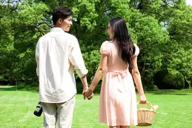 故事：前任求复合，和我搞暧昧的奶狗弟弟吃醋，黑脸挡在我面前图片