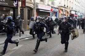 罢工又来了，法国工会称“250万人一起行动”，法国警察紧急出动图片