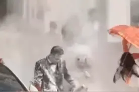 新人酒店门口遭婚闹，被多箱面粉砸中致胳膊淤青，警方：双方已和解图片