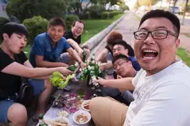 高中同学聚会消费8000元，组织者要求AA被嘲讽：没钱你组织啥图片