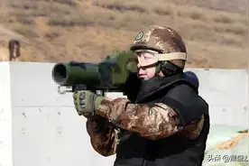 国产“古斯塔夫M4”无后坐力炮立姿肩射试验成功，我军将再添利器图片