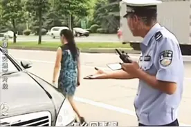 上午抓奔驰下午就离职？谭警官抓女司机后离职，车主：我没背景图片