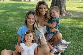 单亲妈妈们合租互带娃，轮流玩耍蹦迪？国外单亲妈妈正流行"同居"图片