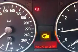 在跑高速呢，仪表突然出现直升机标志在闪烁啥意思？图片