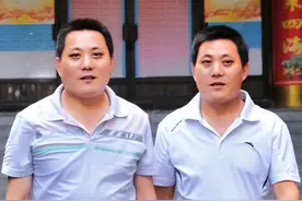 四川一男子吃火锅认错人，意外帮朋友找回失散41年的亲兄弟图片