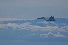 解放军飞行员俯瞰宝岛，战舰紧贴海岸巡航，不把“台军”放眼里图片