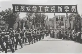 军旅回眸18—我认识的地方大学里和军中穿65式军装的工农兵大学生图片