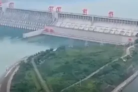 四川水库惊现巨型生物，口吐数米高水柱，考察队水底探查真相图片