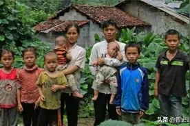 90后夫妻隐居深山，12年连生10个孩子，坦言：如果有了，还会生图片