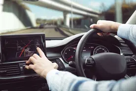 35岁男子相亲30岁女子，男方见面要求同居，女方：达不到你的要求图片