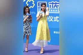 杨恭如都50岁了一点也不显老，穿蕾丝连衣裙，看上去美丽又大方图片