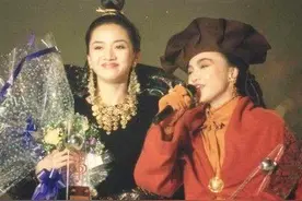 一代歌后陈慧娴罕露面，蓝发红唇造型前卫，情路坎坷56岁仍未婚图片