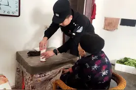 【我为群众办实事】紫阳公安民警为耄耋老人送“暖”到家图片