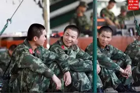 我们大队同年入伍的三个兵图片