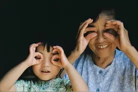 奶奶每天带孙女“疯玩”惹媳妇不满，娃上学后表现惊人，值得称赞图片