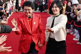 谢娜换新造型回母校四川电影电视学院参加活动，牵手校长走红毯，一路和学子握手，校方：欢迎师姐常回来转转图片