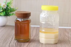 养蜂大叔提醒我，买蜂蜜时用打火机一烧，真假蜂蜜立马“现原形”图片