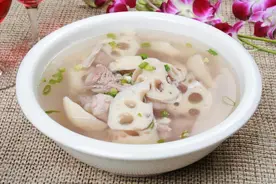 炖莲藕排骨汤这样做，汤浓白不发黑，软烂脱骨，好喝又营养！图片