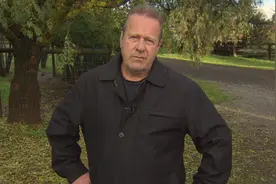 澳新州男子与袋鼠激情对打，狂战n个来回后，将袋鼠打倒在地图片