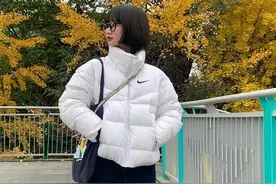 穿羽绒服还配打底裤？别土了！过年配这条长裙，好看又讨喜图片