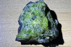 包头一家三口公园溜达，捡到400年前的橄榄石，鉴定价值740万图片