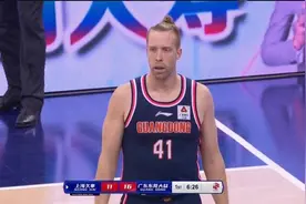 上海队狂轰23-5打懵广东，徐杰3次犯规，杜润旺3记三分救主图片